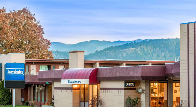 Travelodge by Wyndham Kalispell, Забронировать Мини-отель Отели Flathead Valley с парковкой, Парковка