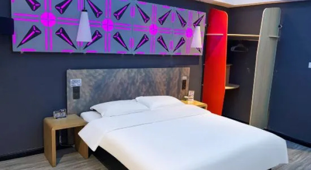 Кровать в общем номере с 2 комнатами Weihai Winter E-sports Hotel