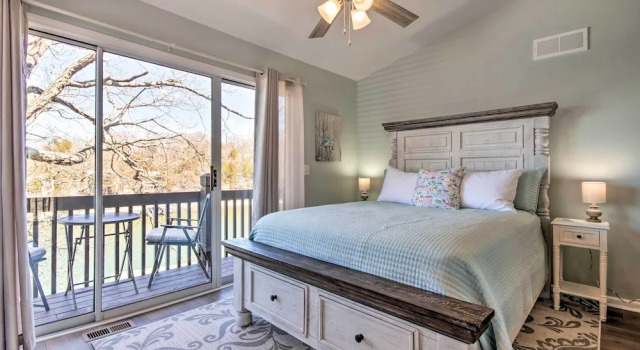 Private Boat Dock: Bright Lake Ozark Home!, Prenota Casa vacanze Hotel a Missouri con parcheggio, Parcheggio