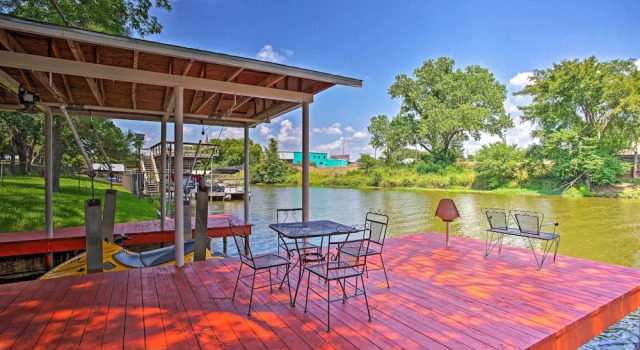 Коттедж Cedar Creek Reservoir Home w/ Deck & Dock