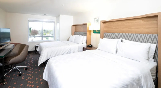 Четырёхместный номер Premium Holiday Inn Hotel & Suites - Mount Pleasant by IHG