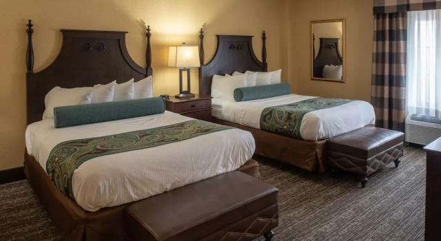 Четырёхместный номер Standard с видом на внутренний двор Red Lion Hotel Harrisburg Hershey