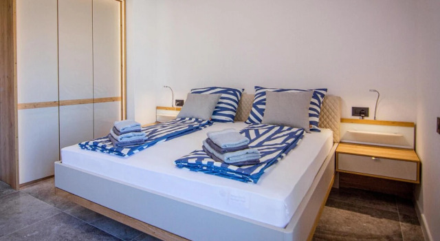 Amazing Home in Cres With Wifi, Heated Swimming Pool and 6 Bedrooms, Varaa Lomakoti Hotellit Kvarner Islands uima-altaalla, Uima-allas
