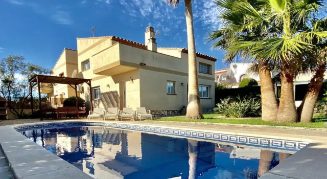 Вилла Villa Martina 4 bedroom villa with air conditioning & private swimming pool ideal for families