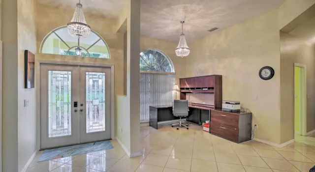 Sun-soaked Cape Coral Getaway w/ Heated Pool, Забронировать Дом для отпуска Виллы Кейп-Корал, Вилла