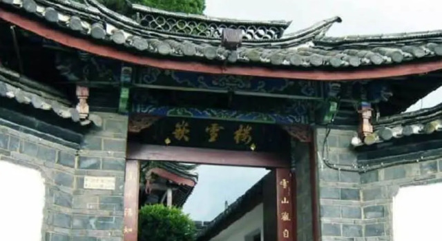 Lijiang Old Town Castle Hotel, Забронировать Отель Лицзян Юньнань, рядом с Улица Сквер-стрит Древнего города Даянь