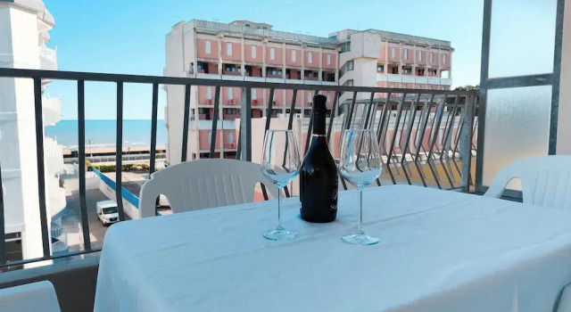 Студия с балконом и с видом на город Beachside Studio With Shared Pool