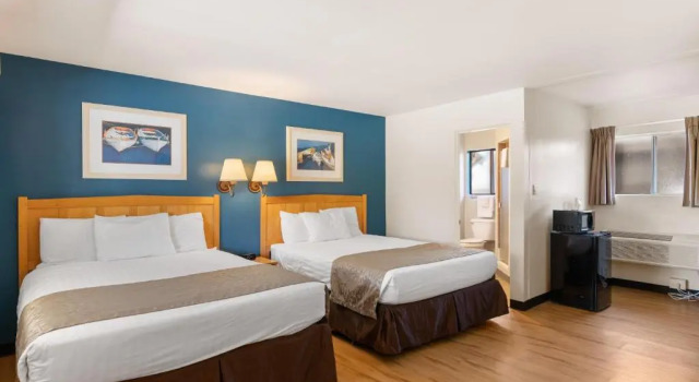 Четырёхместный номер Standard с видом на бассейн Skylark Shores Resort