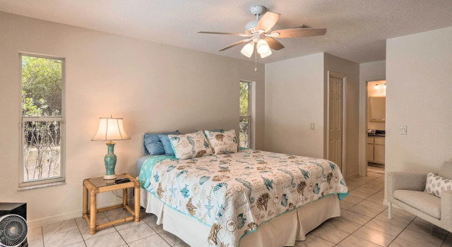 Englewood Escape w/ Pool ~ 6 Mi to Beaches!
