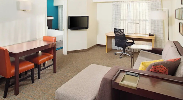 Люкс c 1 комнатой Courtyard by Marriott Richmond Northwest