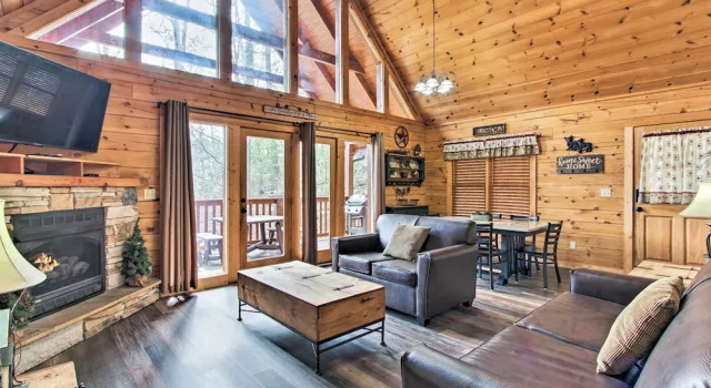3 Mi to Gatlinburg: Cabin w/ Deck & Pool Table!