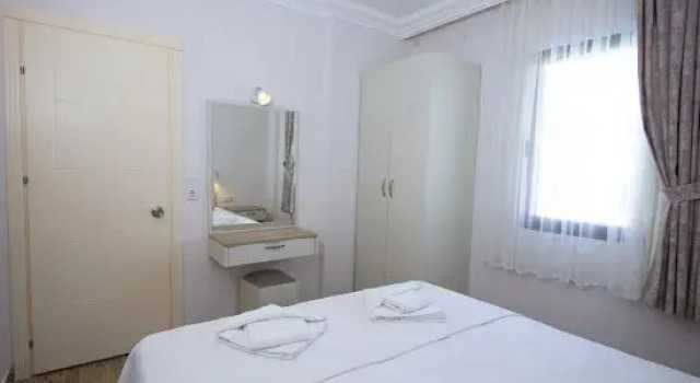 Полулюкс с видом на бассейн Diplomat Suites
