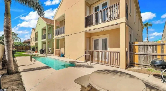 Beachfront South Padre Retreat w/ Balcony & Pool, Book Lejlighed Padre Island USA