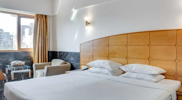 Номер Executive Ramee Guestline Hotel Khar