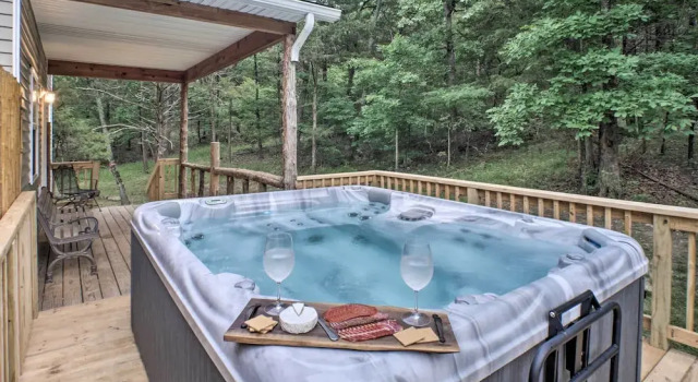 Коттедж с 4 комнатами с балконом Lakeside Blue Eye Escape w/ Game Room & Hot Tub!