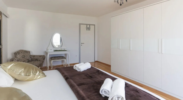 Wonderful 5 bedroom villa with private swimming pool, amazing sea view terrace, Rezerwuj Willa Hotele w Split-Dalmatia County z parkingiem, Parking