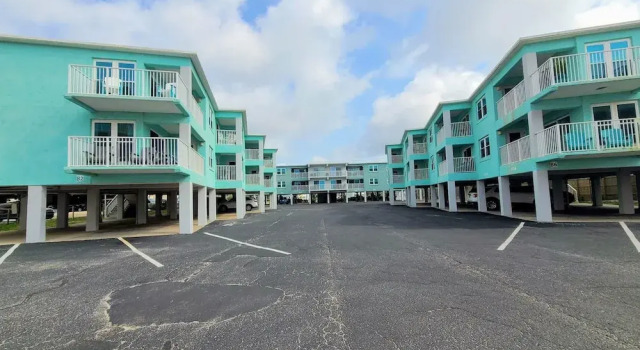 Top Floor Beachside Condo in Gulf Shores Sleeps 6, Prenota Appartamento Hotel a Alabama con parcheggio, Parcheggio