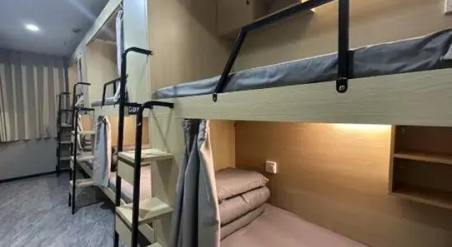 Кровать в общем номере (женский номер) Riverfront Youth Hostel