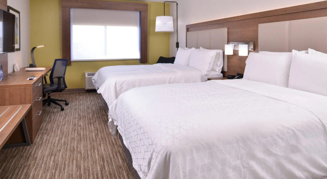 Четырёхместный номер Standard Holiday Inn Express Hotel and Suites Mesquite by IHG