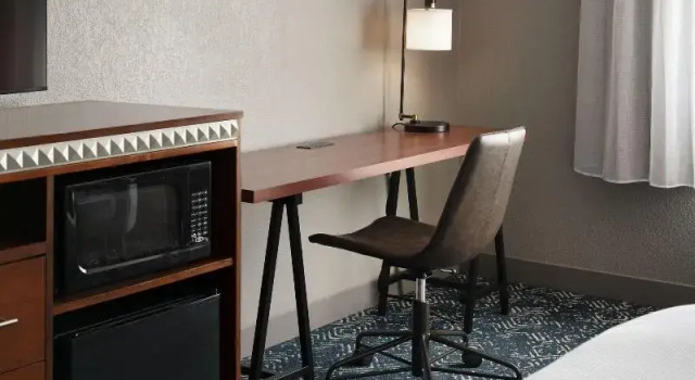 Четырёхместный номер Standard с балконом Four Points by Sheraton Tucson Airport