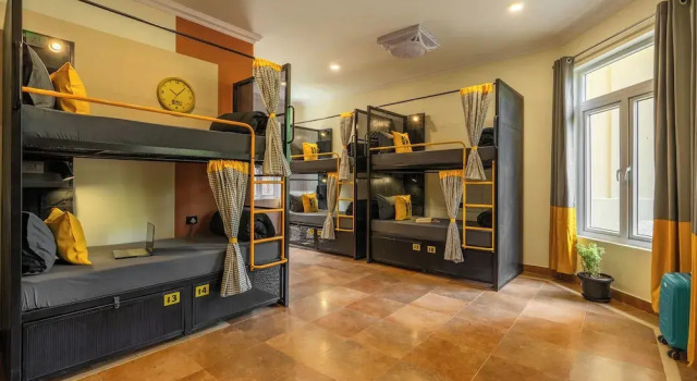 Кровать в общем номере с балконом и с видом на сад The Hosteller Bam Coorg