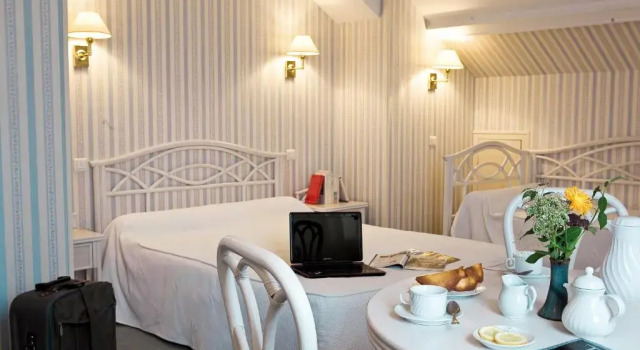 Номер Standard Logis Hôtel du Pont Neuf