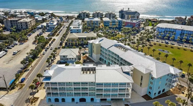 Steps to Beach w/ View, Pool + Tennis Luxe Top-floor Sea La Vie by Avantstay