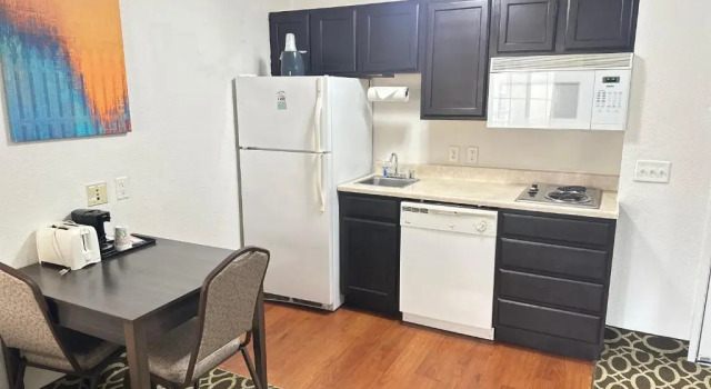 Двухместный люкс MainStay Suites Madison Airport