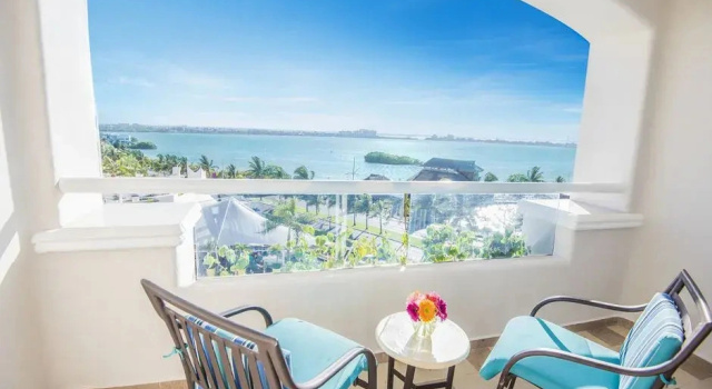 Четырёхместный полулюкс oceanfront Sunscape Cancun All-Inclusive Resort & Spa by Hyatt