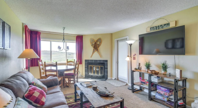 Апартаменты с 2 комнатами 1 Mi to Granby Ranch: Cozy Condo w/ Fireplace