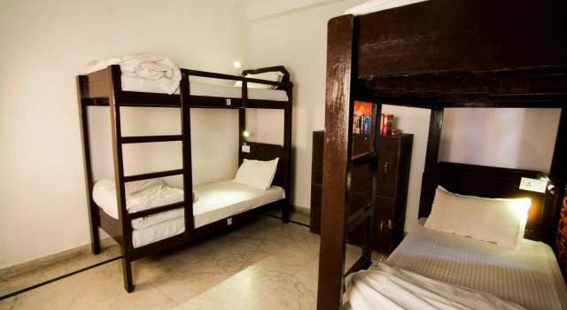 Кровать в общем номере Live Free Hostel Rishikesh