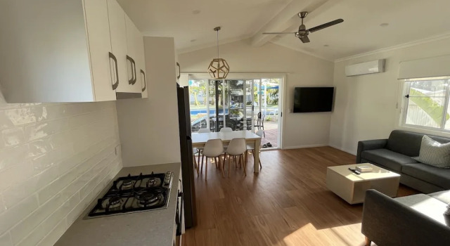 Номер Standard с видом на бассейн Shelly Beach Holiday Park