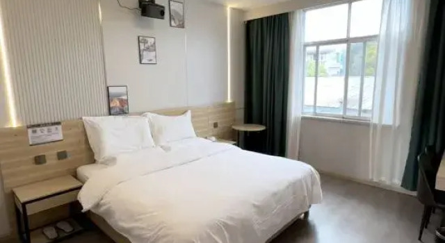 Кровать в общем номере (мужской номер) Mandan hospital. Naxi Homestay (Zhongyi Market Store, Old Town, Lijiang)