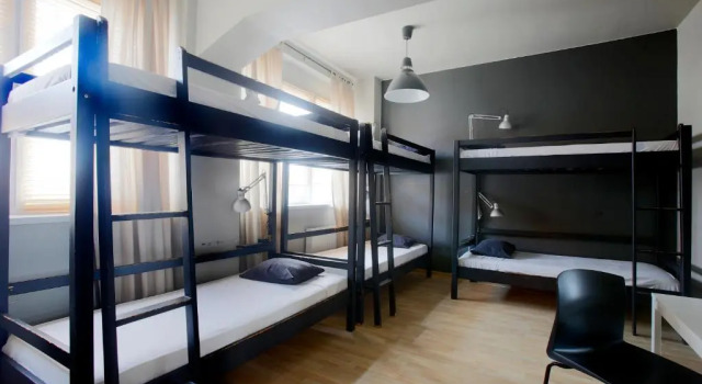 Кровать в общем номере Corner Hostel