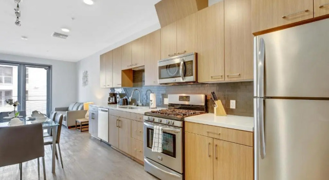 Апартаменты SuitesRUs Apart Hotel at Glendale