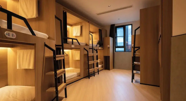 Кровать в общем номере (мужской номер) Qingdao Desti Youth Park Hostel - Qingdao May Fourth Square