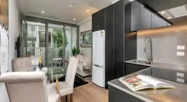 Апартаменты Stylish 2-Storey Retreat With Parking Zodiak Stays