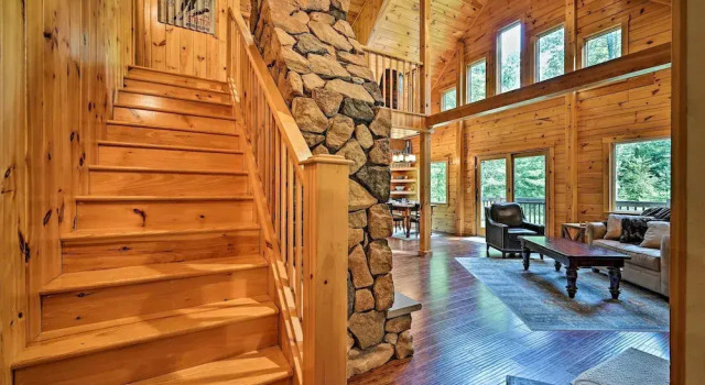 Private Chester Home w/ Deck, Mins to Skiing!, Rezerwuj Hotel Chester Vermont