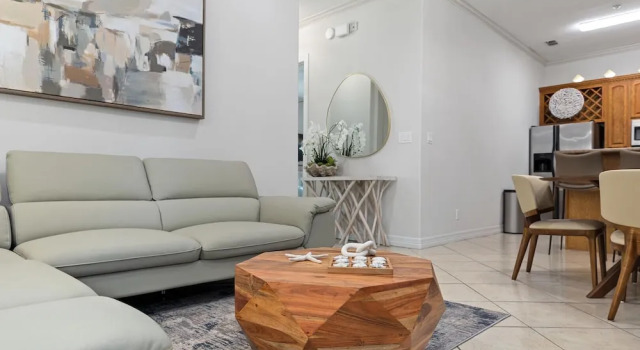 Modern Ground flr Condo 1/2 Block to Beach w Pool!, Buchen Sie Ferienwohnung Padre Island USA