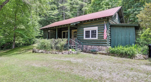 Коттедж Historic Sapphire Cabin w/ Porch, Updated Interior