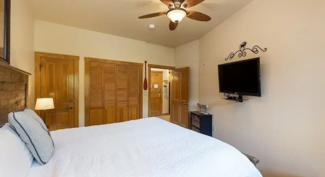 8115 Arapahoe Lodge 1 Bedroom Condo by RedAwning