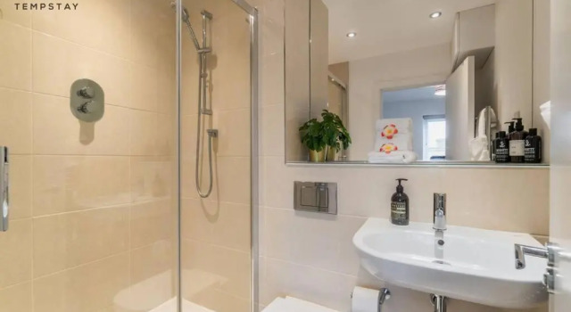 Коттедж 4BR-Madejski Stadium-Royal Berk Hosp-By Tempstay