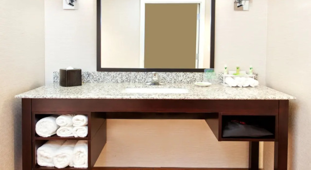 Четырёхместный люкс Holiday Inn Express Hotel & Suites Huntsville West - Research Park by IHG