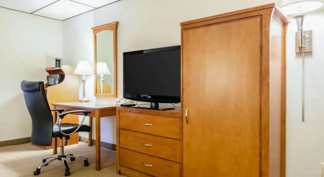 Четырёхместный номер Standard Цокольный этаж Wyndham Garden Salina Conference Center