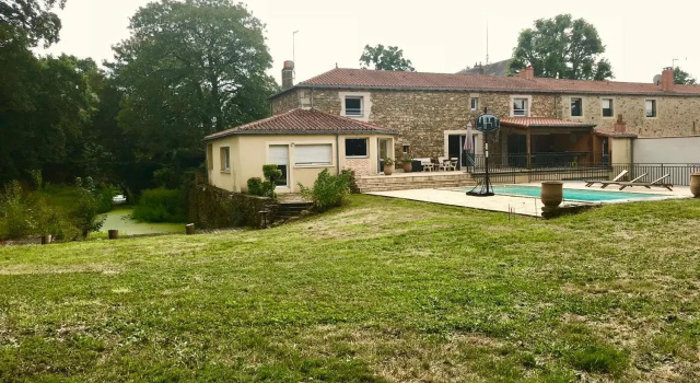 Gîte la Treille, Забронировать Отель Отели Замка Пюи-дю-Фу с парковкой, Парковка