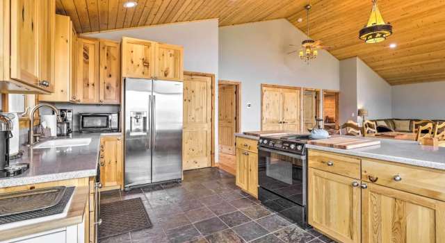 Коттедж Secluded Granby Mtn Cabin: 75 Acres & Views
