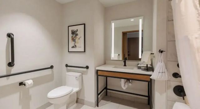 Четырёхместный номер Standard Highpoint Hotel