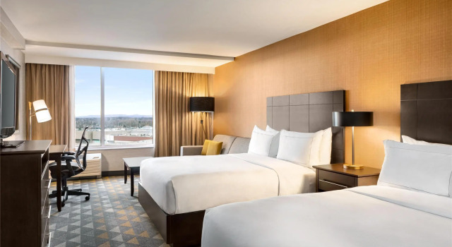 Четырёхместный номер Standard Doubletree By Hilton Pointe Claire Montreal Airport West