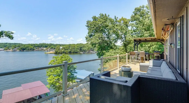 Коттедж с 3 комнатами с балконом Hot Tub & Dock! Group Getaway in Lake Ozark
