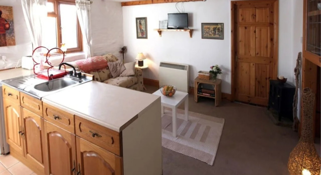 Коттедж Inviting 2-Bed Cottage in Newcastle Emlyn